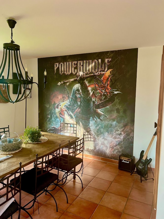 xxl Poster von Powerwolf raumhoch im Zimmer bis zur Decke tapeziert